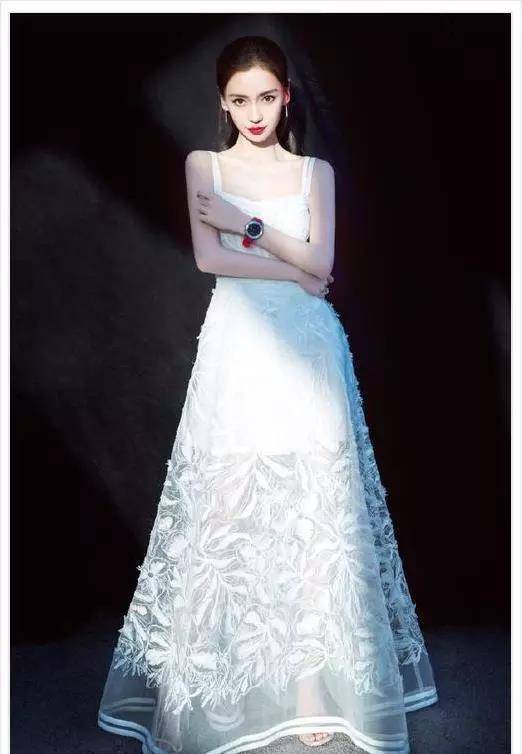 88年的倪妮和89年的杨颖同穿白色吊带裙,两人都是高颜值,长相漂亮