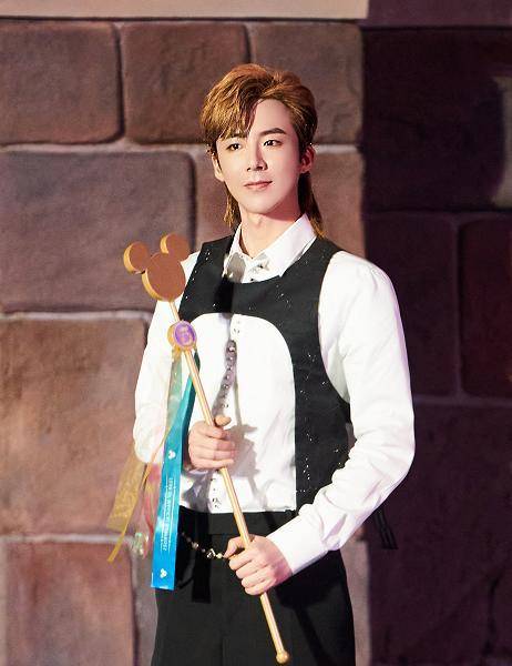 刘宇宁片场抽烟被拍,评论区却一片护短声,和此前的态度天差地别_嗓子