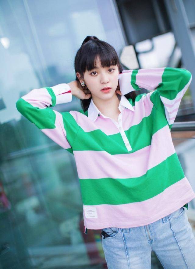 欧阳娜娜婴儿肥很占优势,穿条纹上衣再配齐刘海,太娇嫩了_写真照_造型