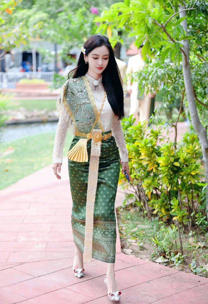 杨颖《跑男》造型曝光:提花丝绸长裙展现优雅魅力_秀发_气质_时尚