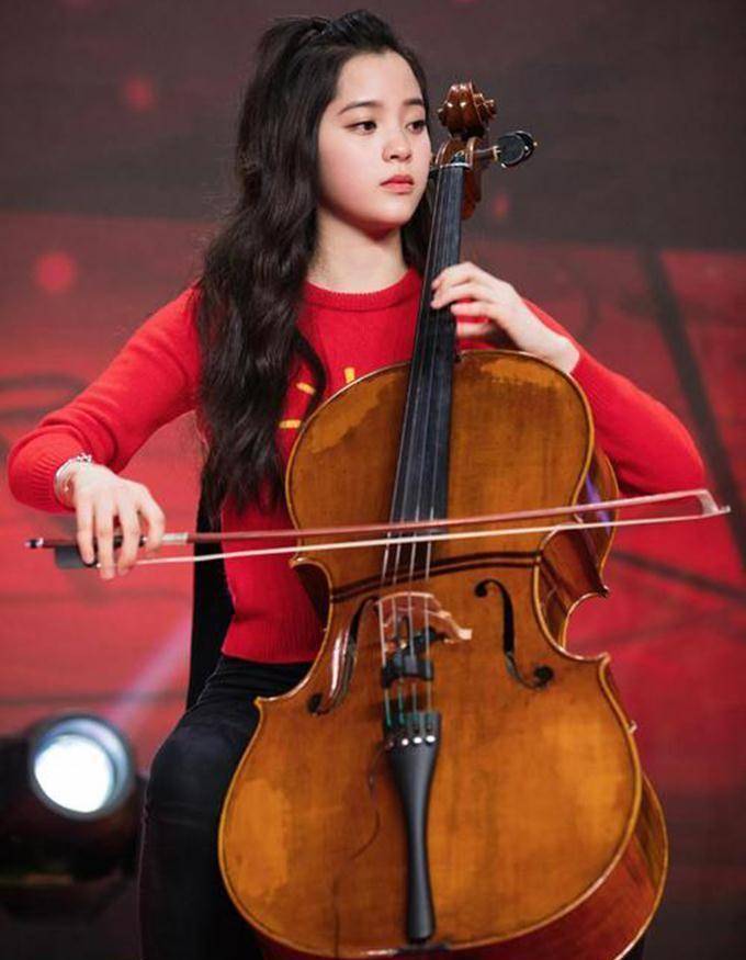 欧阳娜娜三姐妹罕见同框斗舞,23岁姐姐气质出众,15岁小妹太可爱_王源