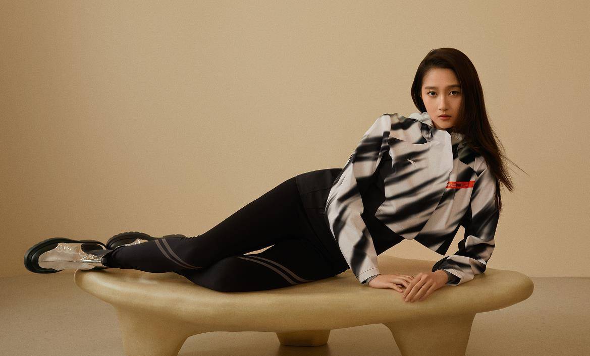 关晓彤代言国货,穿安踏运动服,走秀却能穿出感觉_时尚_时候_形象