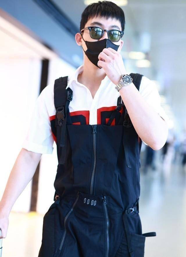 欧豪穿背带裤有点显矮,但是搭配白色短袖有点妙,竟然有种反差萌_时尚