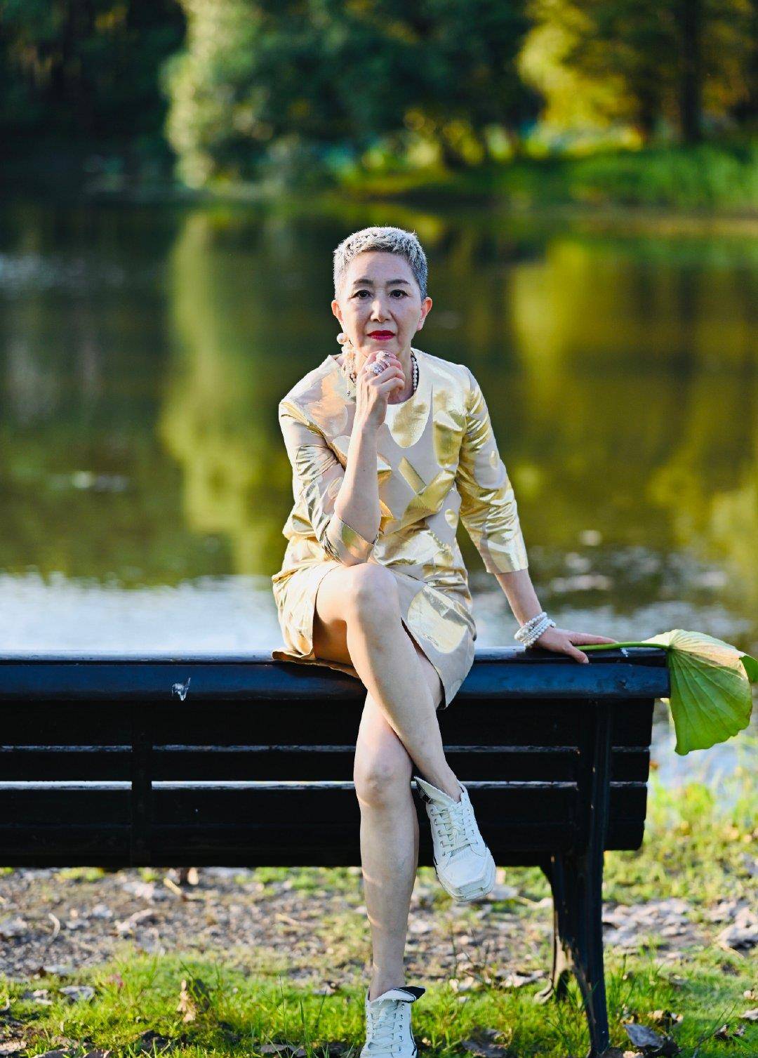 19岁是普通上班族,56岁走秀当模特,时尚剪裁的衣服好帅