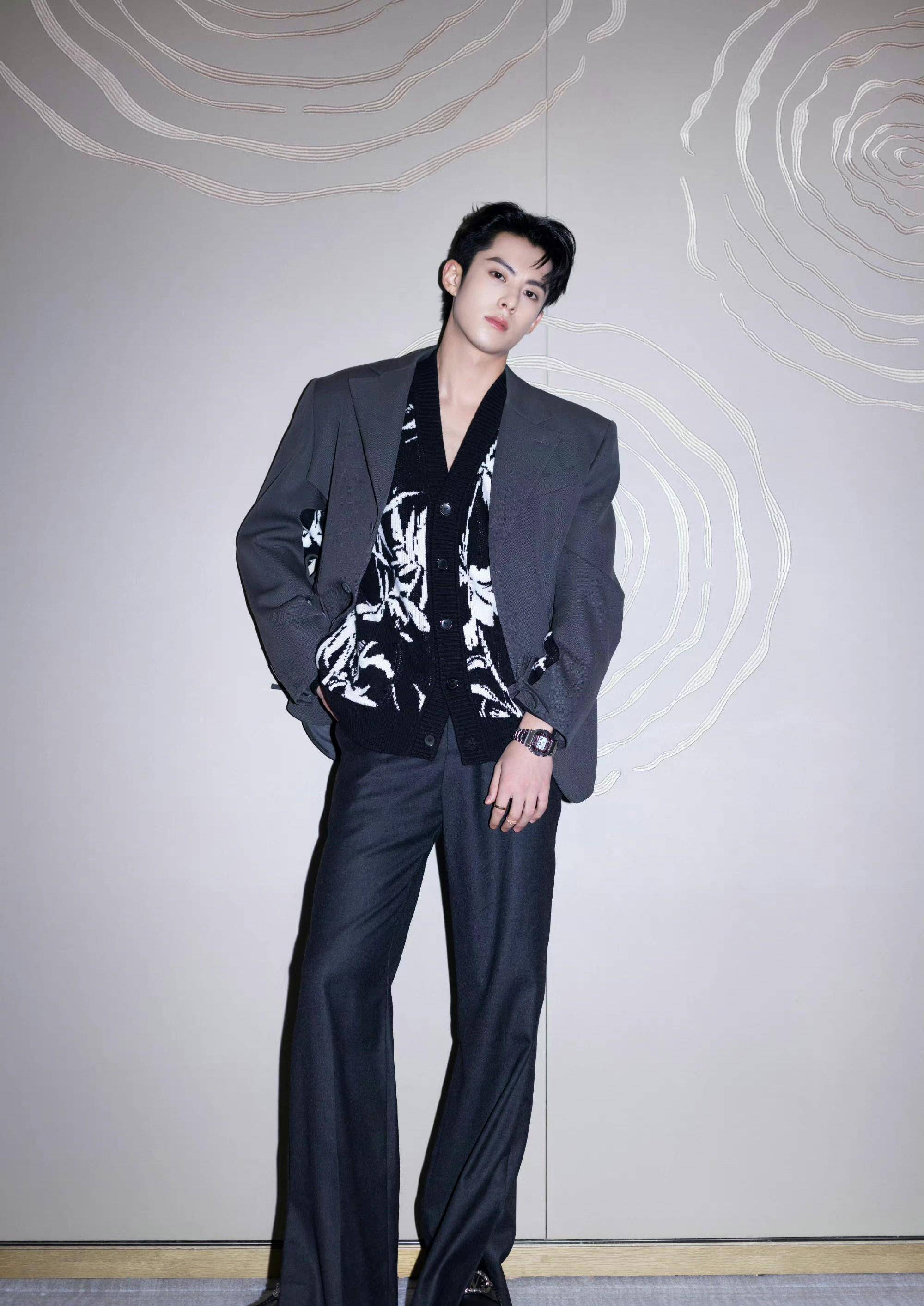 王鹤棣远景大会红毯造型,灰色西装搭配印花针织开衫,帅气又温暖_活动