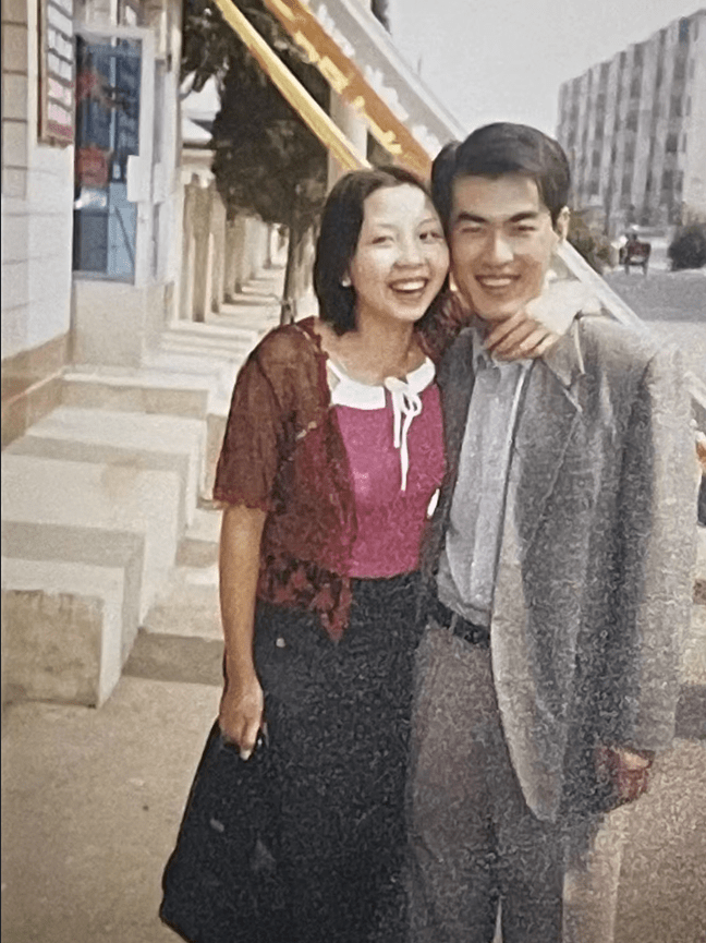 九十年代老照片:情侣亲密合影,性情洒脱秀恩爱_爱情_人生_感情