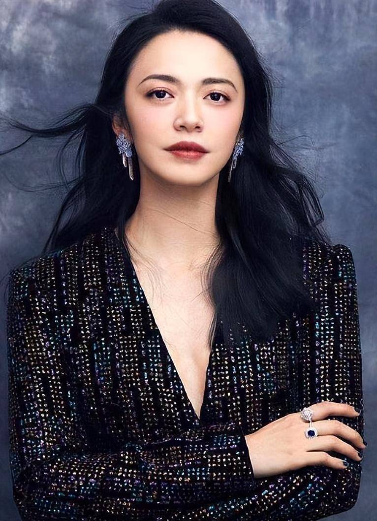 2014年,制片人巨春雷爆料姚晨在婚内就和多名男子有不清不楚的关系.