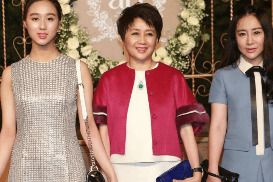 父亲是澳门赌王,母亲手握数百亿物业,如今女儿到清华附小教书_何超欣
