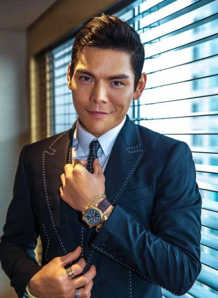 但是小胖子是不招人喜欢的,于是向佐不仅减了肥,还练习武艺,一身肌肉