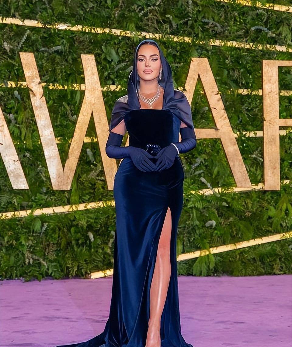 穿低身材裙戴头纱,4层钻石项链太深了_时尚_面纱_风格