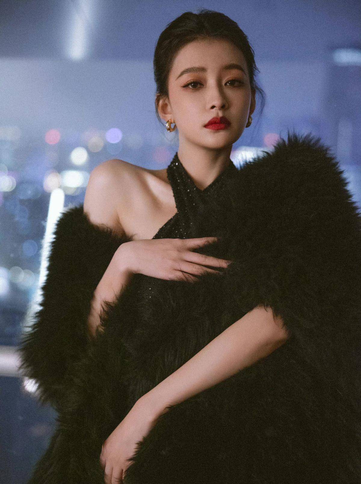 孙怡的红毯首秀一袭粉红裙神似女神_颜色_造型_黑色