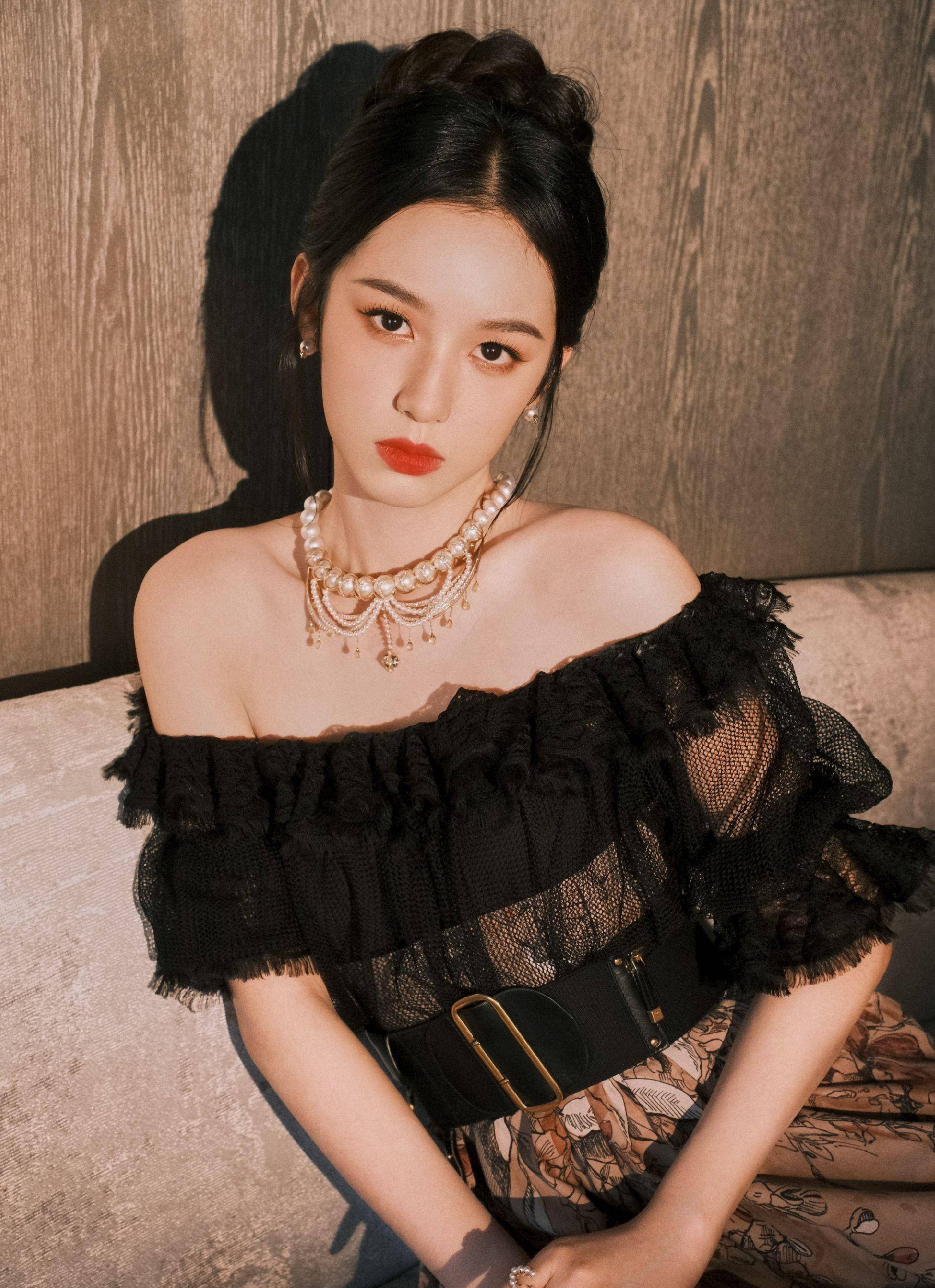 身穿晚礼服走红毯,气质迷人如一只高傲的黑天鹅_女子_女明星_其他