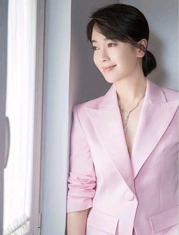 如果岁月可回头左小青戏路大转型,气质气场为剧情加分_景雅_女性_女儿