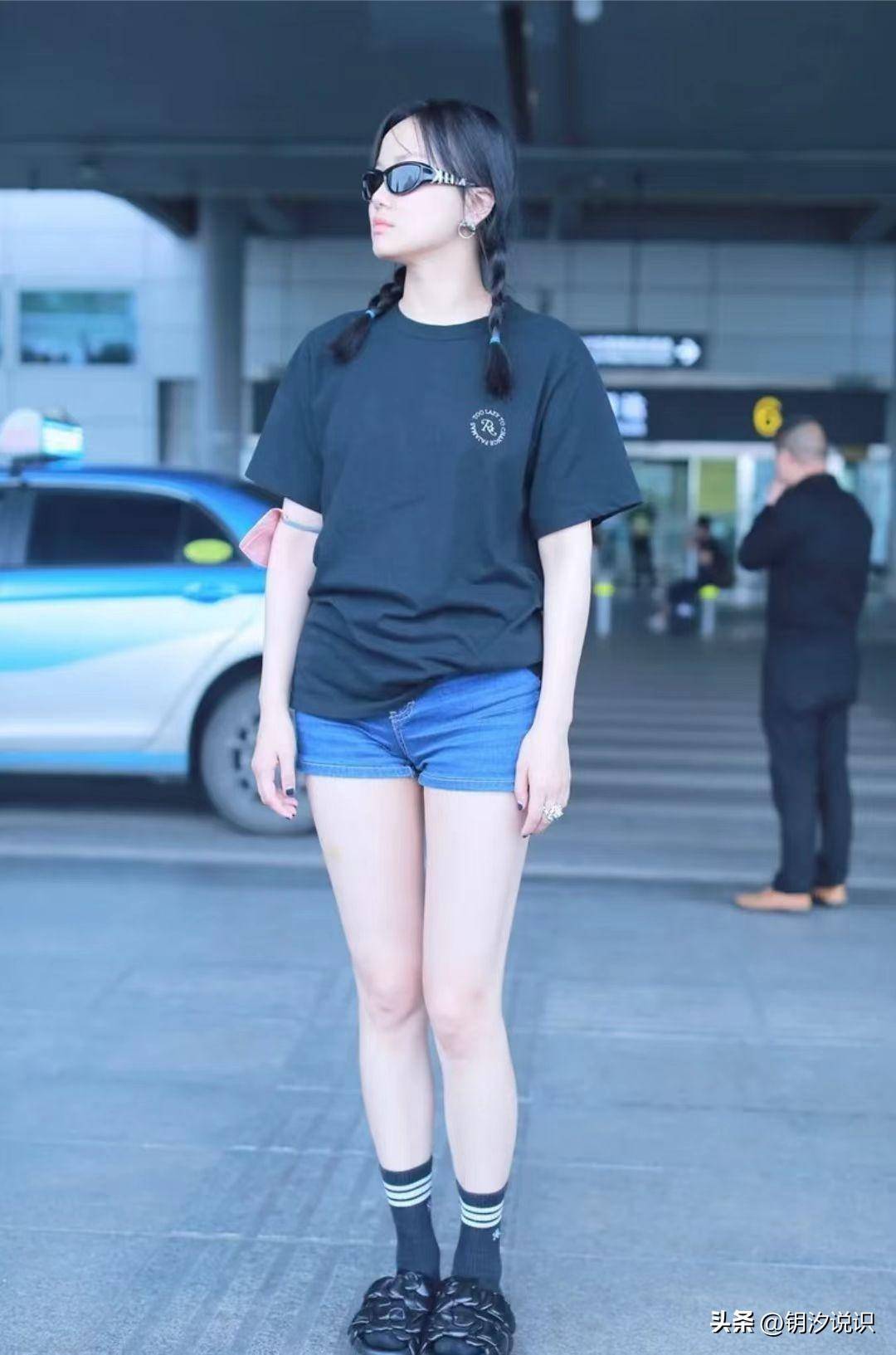 黄龄的时尚穿搭,蓝色牛仔裤搭配黑色凉拖,简约大方又不失品味_颜色