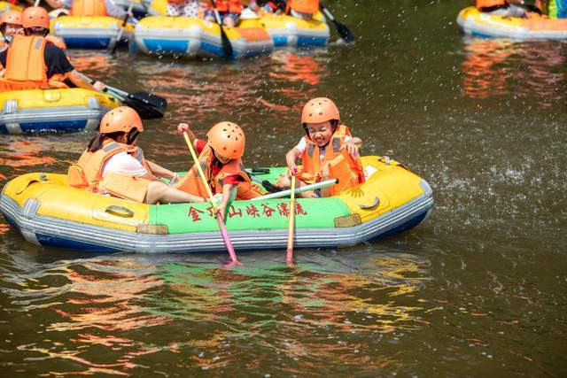 金顶山峡谷漂流激情开漂_游客_项目_活动