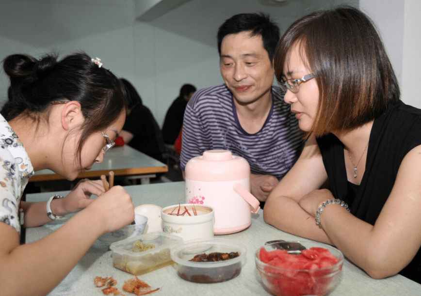 原创            高考后饭菜的反差让人猝不及防，一夜之间，不少学生从太子变乞丐-高考前后的伙食对比图