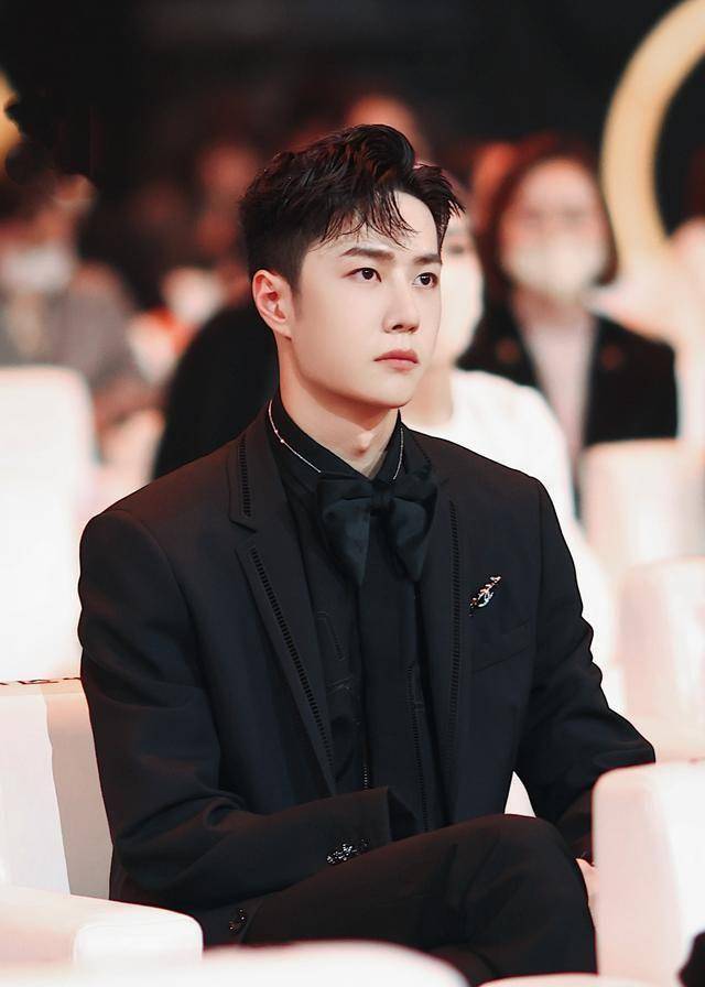 王一博短发西装霸气十足,刻进骨子的礼貌和调皮却很可爱_张艺兴_时候