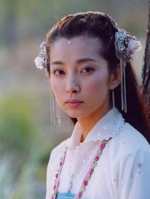 沈月和言承旭同框,坐比男方魁梧,站比男方腿短,网友:他做错啥_时候