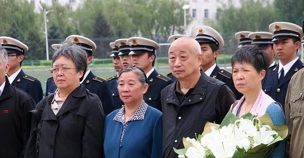 张清林从来都是默默地站在林豆豆的身后,以实际行动陪伴自己的妻子