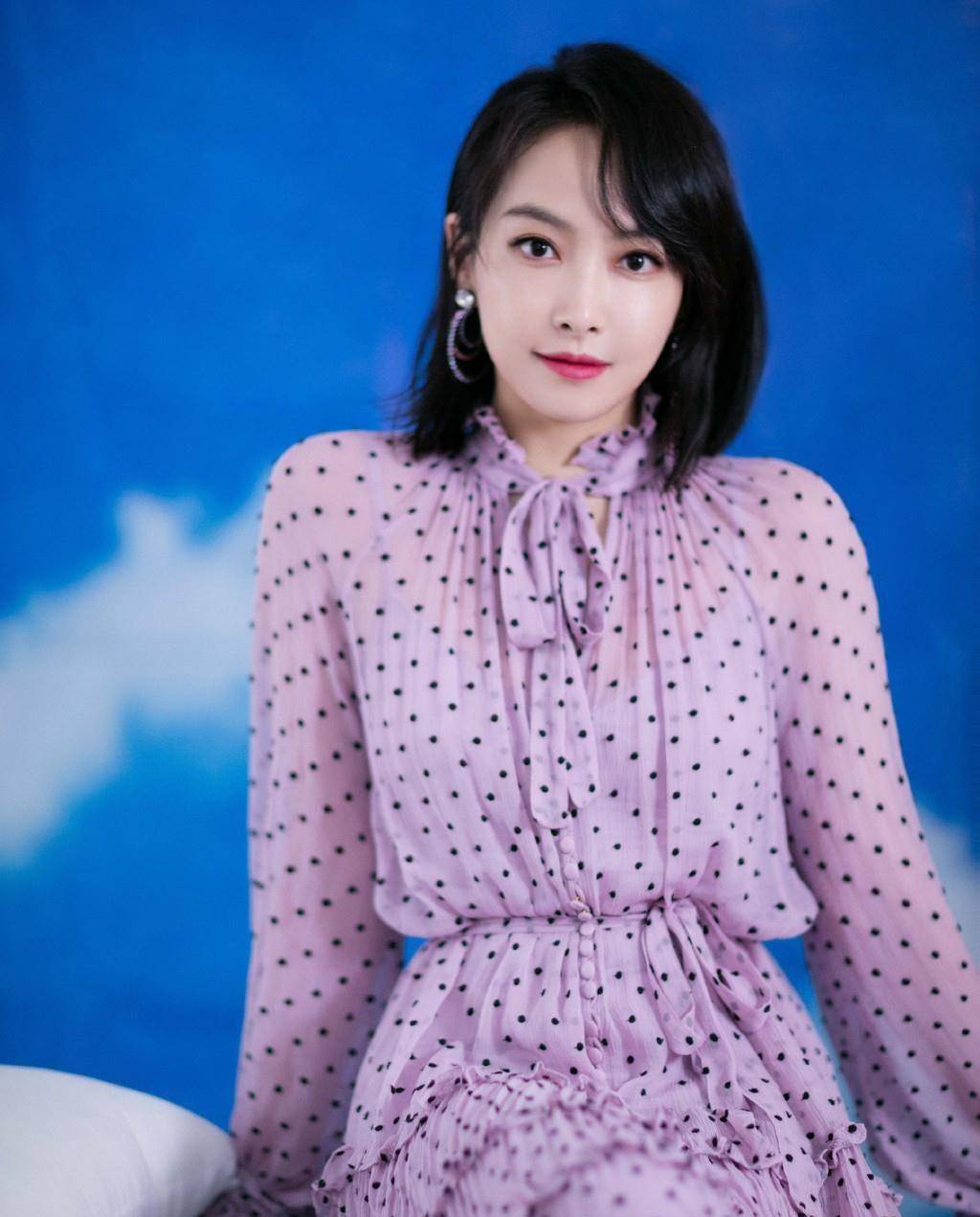 宋茜气质真不是吹的,穿斑点紫色纱裙少女感十足,网友都惊艳了_卫衣