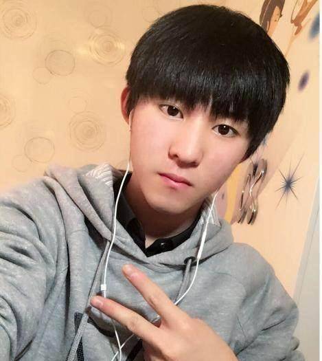 这一张抱猫的照片是王俊凯本人,差点认成了王小虎儿子,低头的相似度