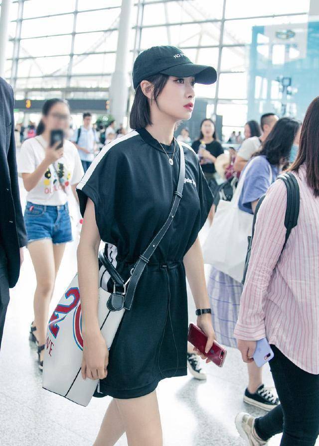 宋茜上班路透,一袭绿色长裙,为炎炎夏日带来一抹绿色清爽_造型_短发