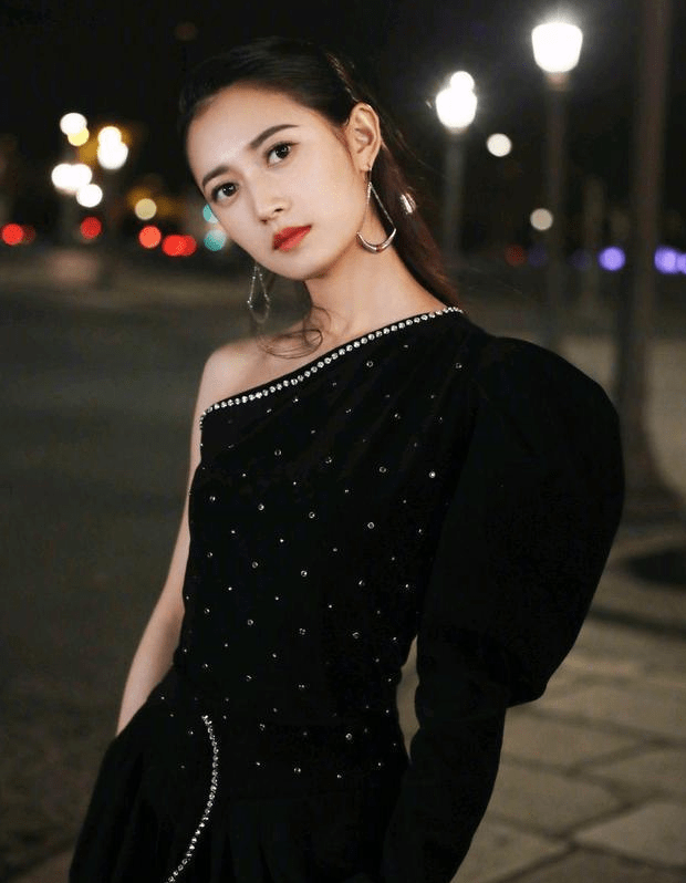陈钰琪秀出穿搭,穿着红色印花连衣裙扎高马尾,不说以为是校花_时尚