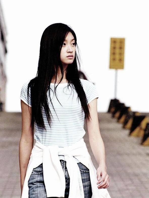 在2003年时,当时才大一的她在现代都市情感剧《平淡生活》中饰演了