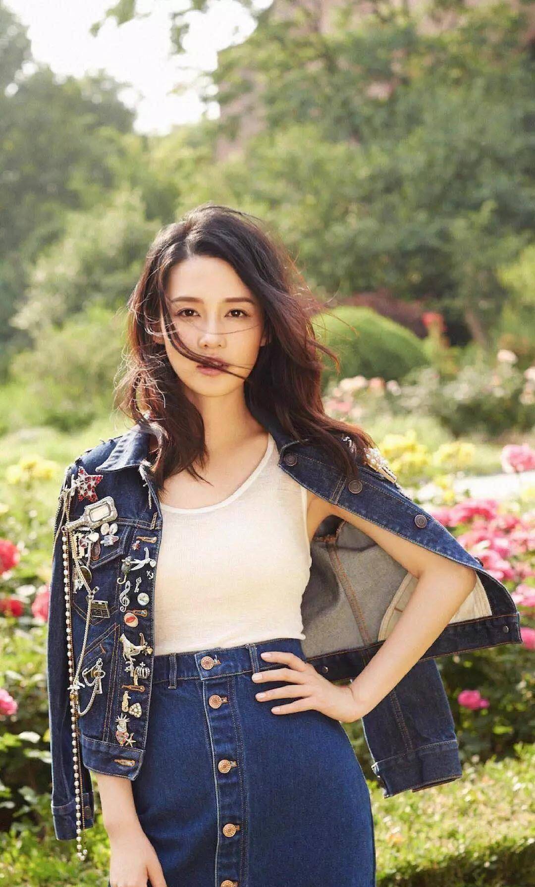 身着牛仔短裤面朝大海 李沁最新写真 惬意的享受生活 太美了_角色