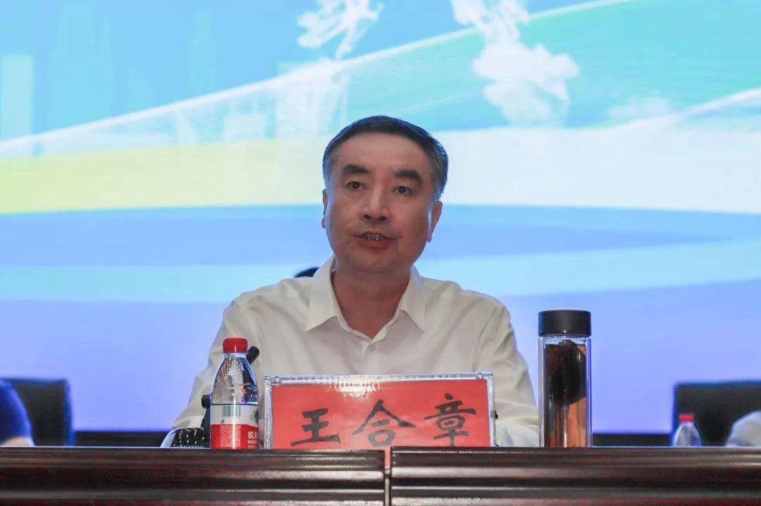 邯郸市人社局党组书记,局长王合章主持会议,他强调党的十八大以来,党