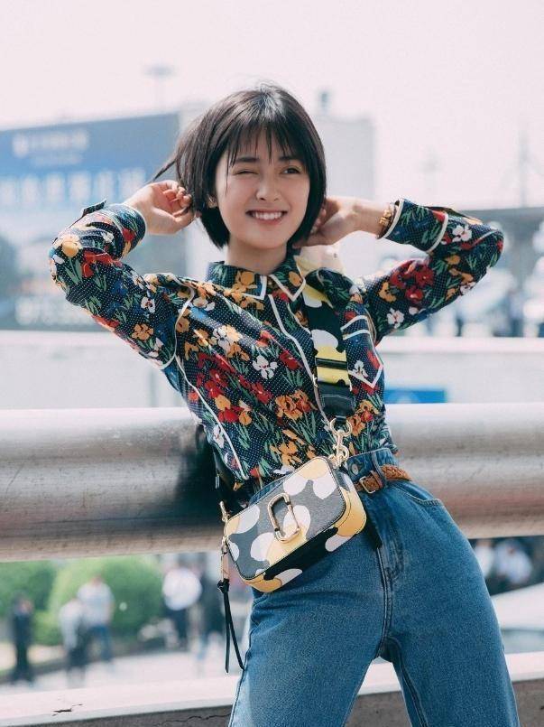 沈月机场生图流出,穿复古印花衬衣配牛仔裤,短发造型灵气十足_时尚