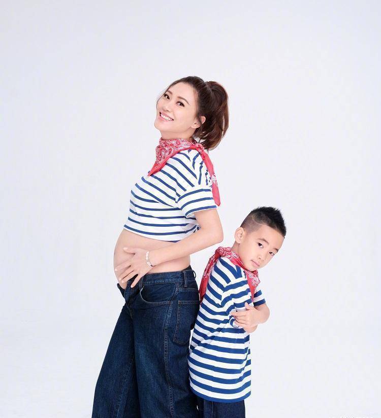 连孕妇照都是陈小春拍的,被歌手耽误的摄影师_时候_一家_夫妇