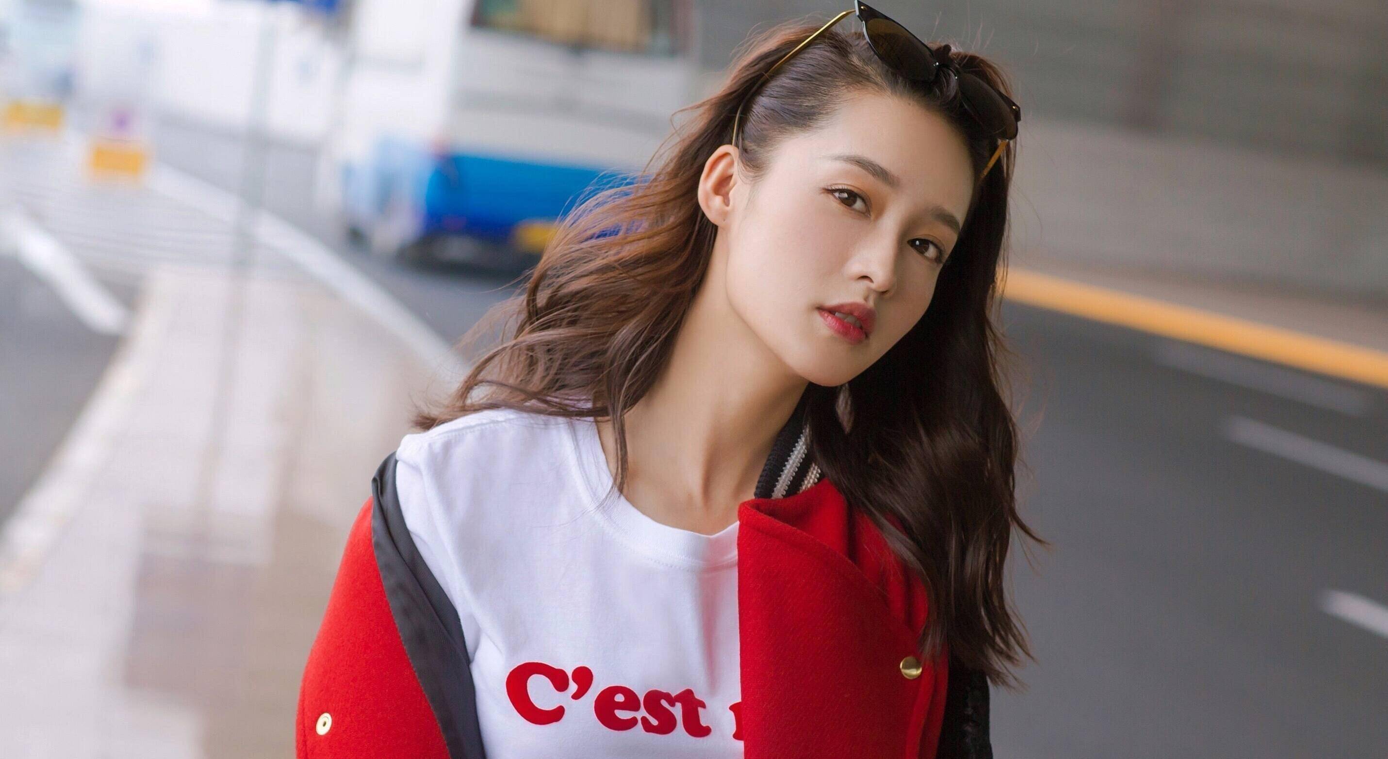 身着牛仔短裤面朝大海 李沁最新写真 惬意的享受生活 太美了_角色