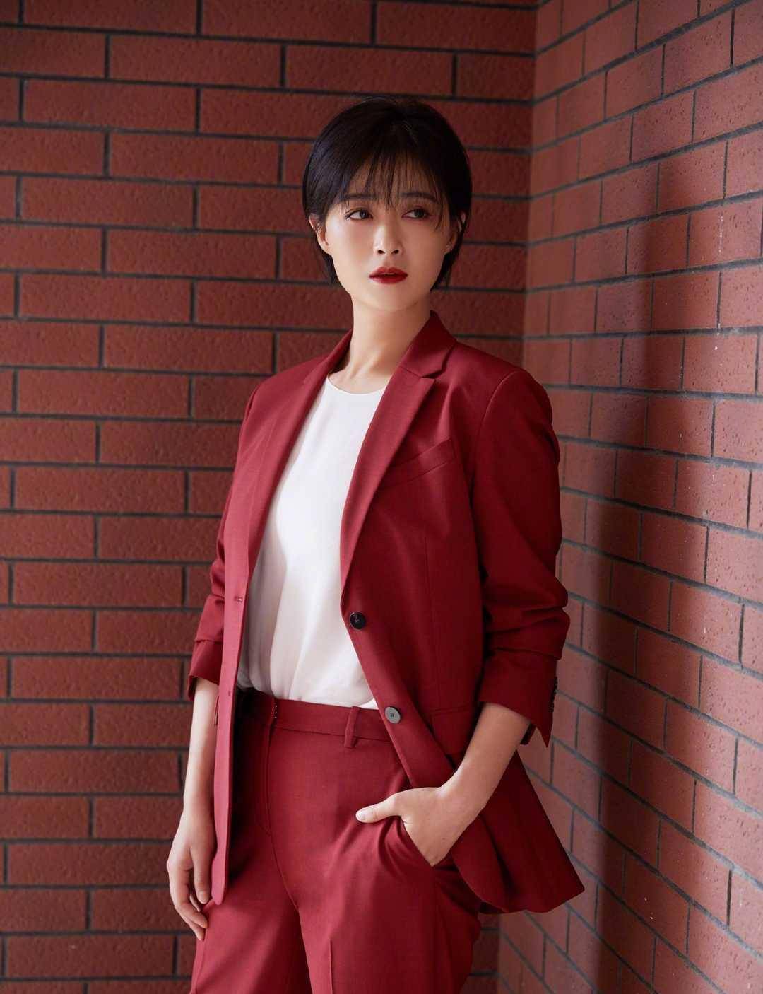 蒋欣大秀"过山车"身材,蓝色时尚裙配道姑头,驾驭起来毫不费力_锁骨