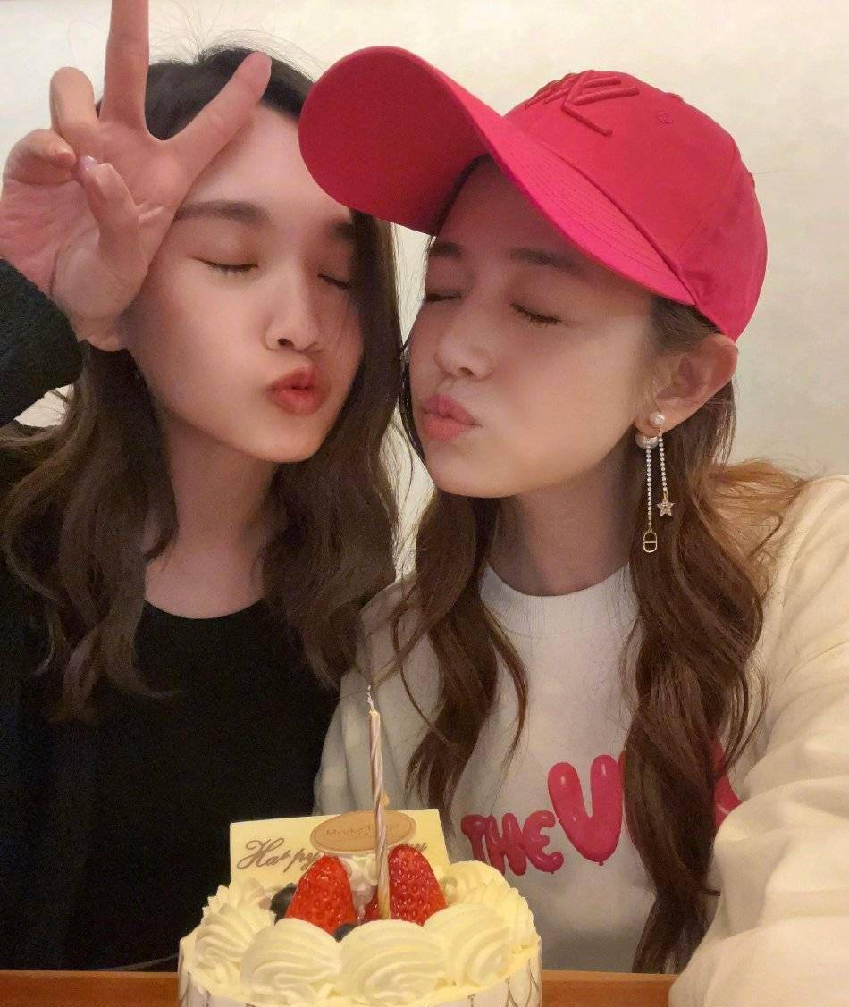 杨丞琳晒合照为陈妍希庆生,闭上双目嘟嘴卖萌,一家三口其乐融融_网友