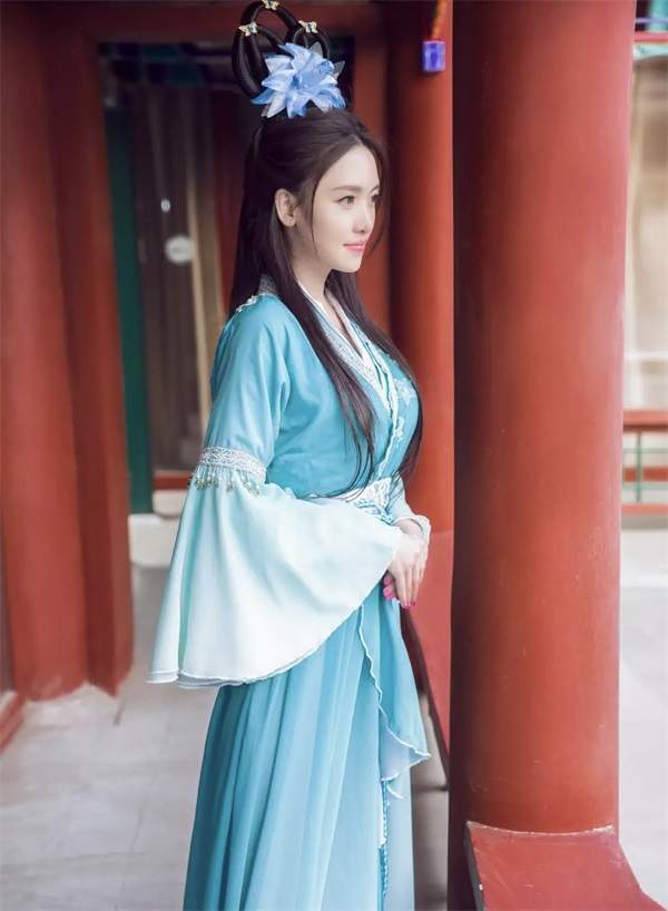 王珂怡身穿一袭长裙,一颦一笑犹如仙女一般,美得让人窒息_时尚_事业