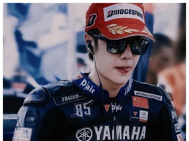 忍辱负重王一博:曾遭黑粉突袭泼油漆,今捐款300万却无辜被嘲_网友