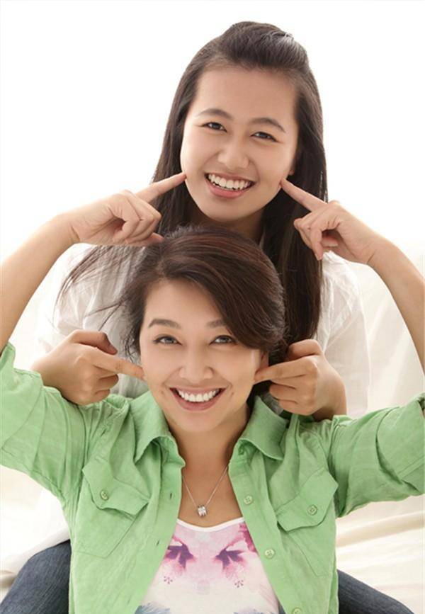 靳东妻子李佳近照,李佳离过一次婚,此后他们彼此陪伴,不离不弃_毕业
