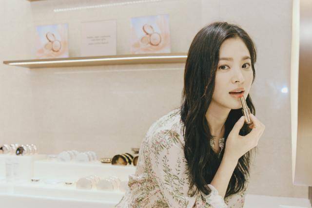 宋慧乔穿碎花连衣裙出席活动,长卷发气质优雅,不愧是冻龄女神!