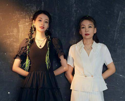 近日,孙怡与母亲为参演的节目《妈妈你真好看》拍摄了一组时尚大片