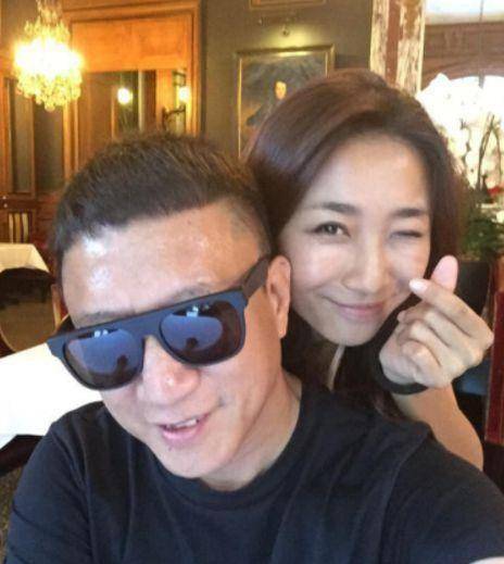 孙红雷和美女合影搂对方肩不避嫌被p变形成蛇精脸_照片_王骏迪_夫妇