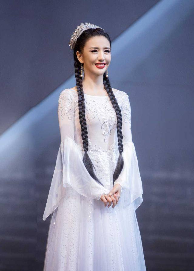 佟丽娅带儿子首登舞台,朵朵虎头虎脑太可爱,面对镜头毫不怯场_感觉