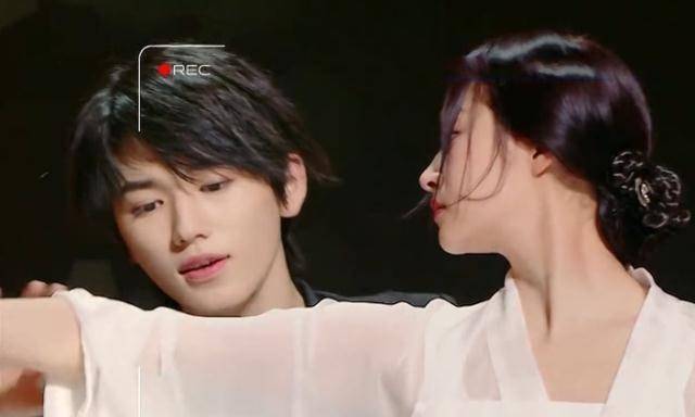 宋亚轩牵着关晓彤离场,有谁注意关晓彤的手?