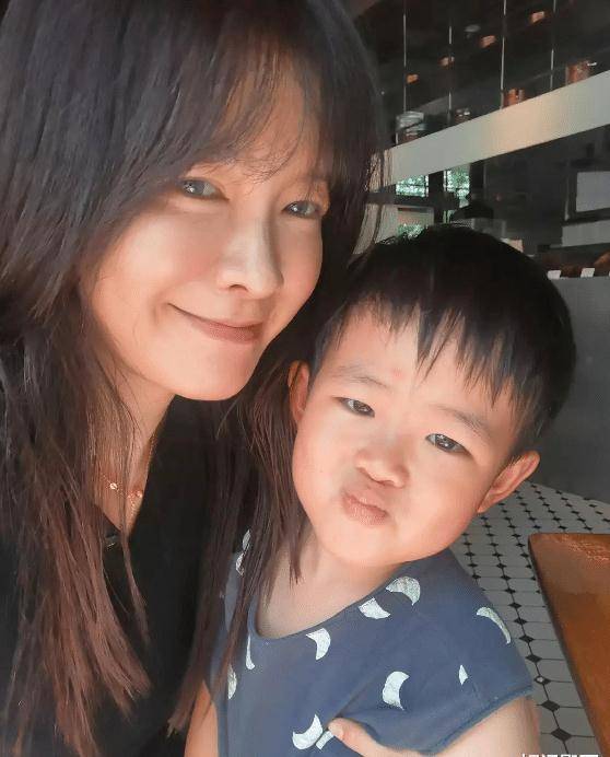 李艾素颜现身餐馆,儿子活泼可爱超爱动,母子俩合影太温馨了!