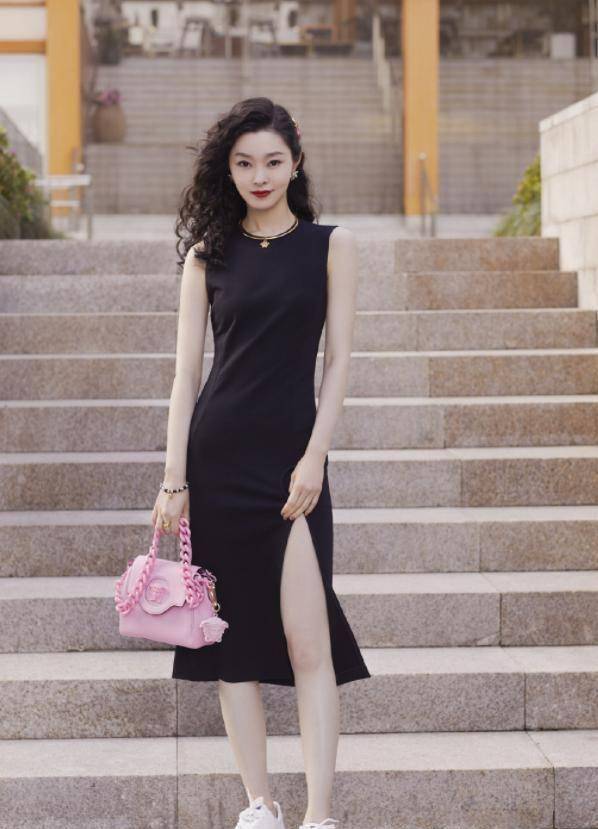 宋轶走红后愈发不羁,内搭外穿超前卫,普通人驾驭不了_look_时尚_黑色