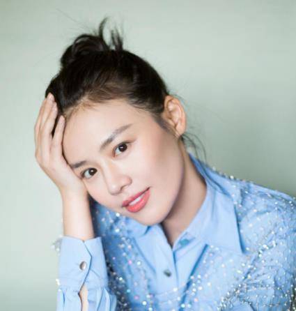 马思纯开百万座驾现身花店,身材圆润发福明显,小腹突出被疑有喜_恋情