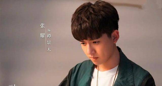 《破茧》由张耀和楚月领衔主演,剧中的演员也都以年轻为主,阵容虽不