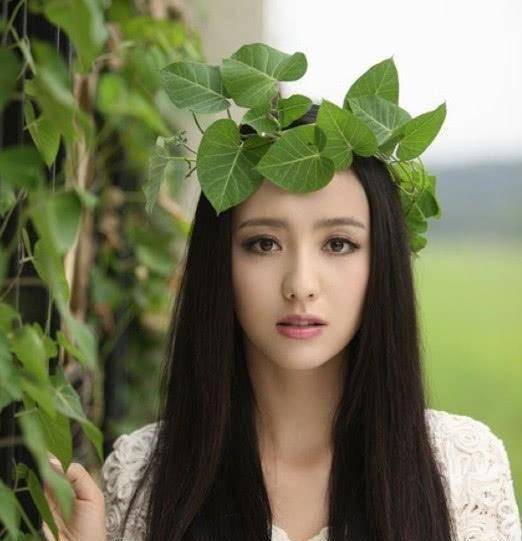 佟丽娅被拍出门赴约聚餐,保持礼仪注重形象,未跟异性过多接触_大佬