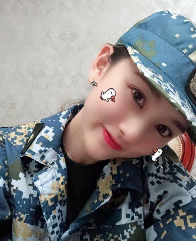 宋祖儿晒军训照,和当年的迪丽热巴比,美颜技术这几年进步不少!