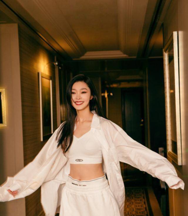 宋轶日常私服照,假两件短裤个性十足,慵懒不乏精致感_黑色_look_穿着